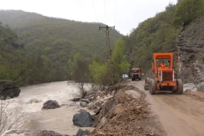 Munzur taşkını sonrası kapanan yol 2 günlük çalışmayla yeniden ulaşıma açıldı
