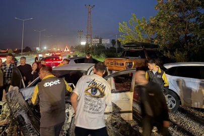 Antalya’da kontrolden çıkan otomobil park halindeki araçları hurdaya çevirdi: 4 yaralı
