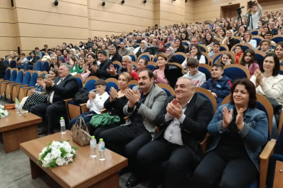 Sahnede öğrencileriyle şarkı söyleyen okul müdürü sosyal medyayı salladı
