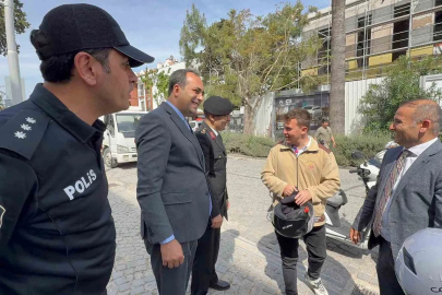 Datça’da motosiklet sürücülere ücretsiz kask dağıtıldı
