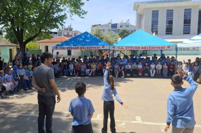 Efeler’in sanatçıları çocuklar için sahneye çıktı
