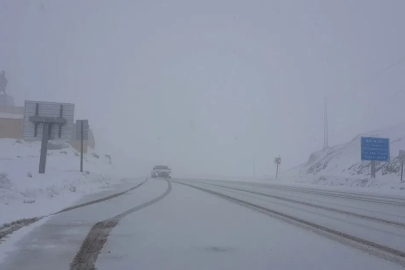 Bayburt-Erzurum kara yolunda mayıs ayında kar yağışı
