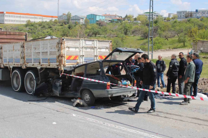 Kamyonun altına giren otomobildeki anne öldü, oğlu ağır yaralandı
