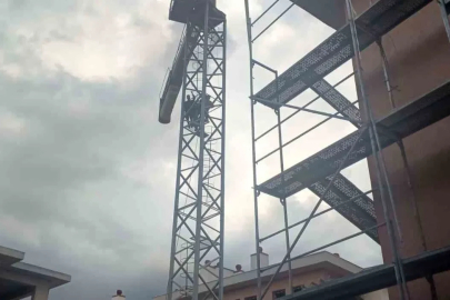 Kule vinç üzerinde eylem
