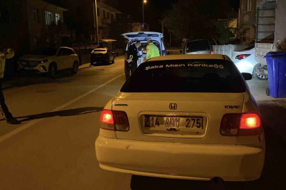 Polisi görünce aracını çalışır vaziyette bırakıp kaçtı
