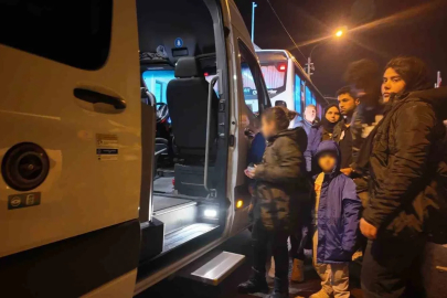 İzmir’de yarı batık halde bulunan göçmen botunda 1 çocuk hayatını kaybetti, 43 kişi kurtarıldı
