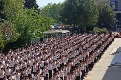 537 öğrenciden dev kaşık oyunu koreografisi
