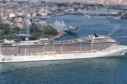 TCG Anadolu turistlerin ilgi odağı oldu
