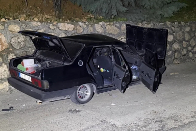 Alkollü sürücünün kullandığı otomobil, İstinat duvarına çarptı: 2 yaralı
