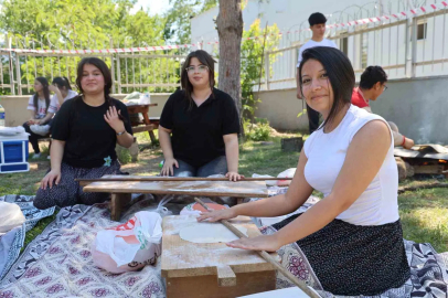 Kozan’da öğrenciler bahar şenliğinde şalvar giyip Adana sıkması pişirdi
