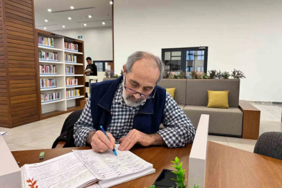 68 yaşında kütüphanede Osmanlıca ve Arapça öğreniyor
