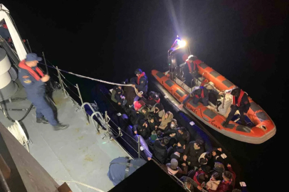 Çanakkale’de mobil radarın tespit ettiği 31 kaçak göçmen ve 1 göçmen kaçakçı yakalandı
