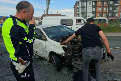 Refüje ve ağaçlara çarpan otomobilin motoru koptu

