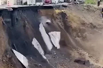 Beylikdüzü’nde bina inşaatının yapıldığı yolda göçme

