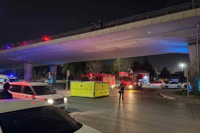 İntihar etmek için köprüye çıkan şahsı polis ikna etti
