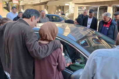 Bebek arabada kilitli kaldı; genç anne büyük korku yaşadı
