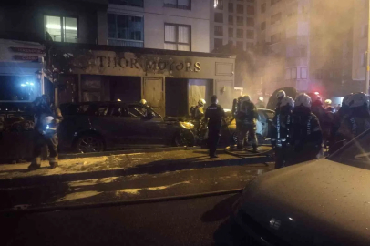 Kadıköy’de galeri önündeki park halindeki araçlar alev alev yandı
