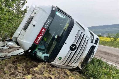Bilecik’te kontrolden çıkan tır devrildi
