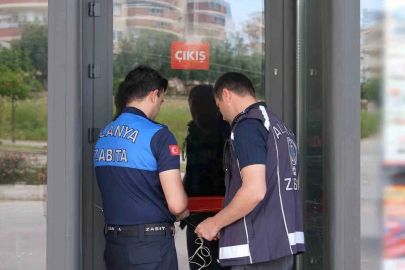 Alanya’da tüketim tarihi geçmiş ürün satan zincir market mühürlendi
