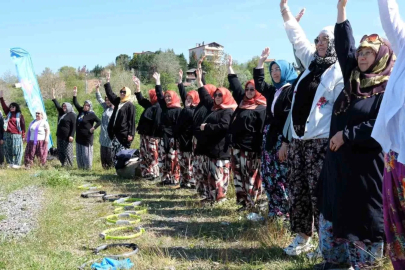 Kadınlar şalvarlarıyla spor yaptı, ortaya renkli kareler çıktı

