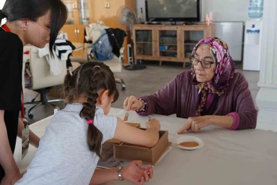 Huzurevi sakinleriyle gençler aynı masada buluştu
