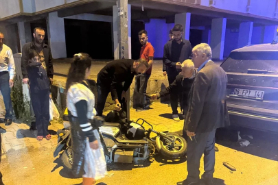 Devrilen motosikletin sürücüsü, otomobilin altında sıkıştı
