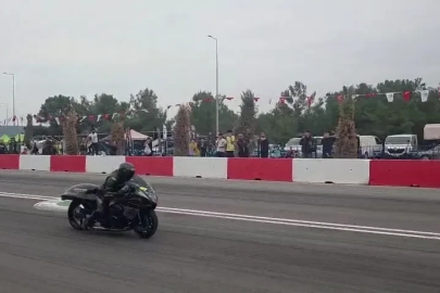Motodrag yarışlarında bariyerlere çarpan motosikletin sürücüsü yaralandı
