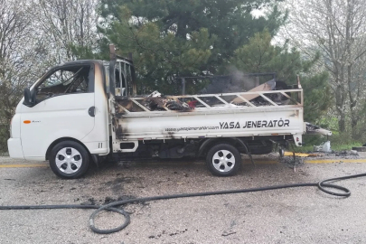 Kastamonu’da seyir halindeki kamyonet alev alev yandı
