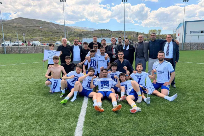 Sivricespor şampiyonluk kupasını kaldırdı
