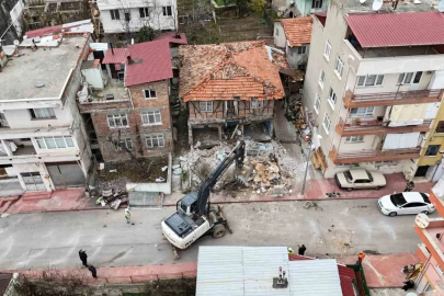 Tehlike oluşturan ve suç yuvasına dönen metruk binalar yıkılıyor
