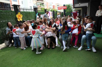Miniklerden annelerine duygu dolu sürpriz
