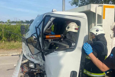 Antalya’da iki kamyonet çarpıştı: 2 yaralı
