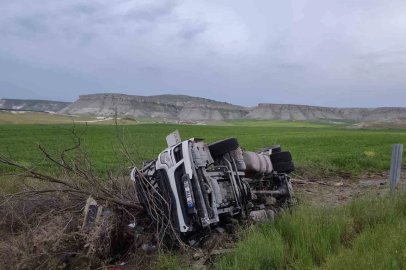 Ankara’da tır şarampole devrildi: 1 ağır yaralı
