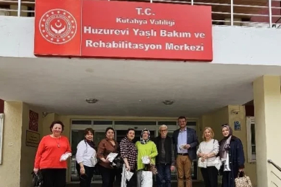 Kütahyalı kadınlar huzurevindeki yaşlılar için lif ördü
