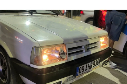 Alkol alıp şampiyonluk kutlamasına çıktı,  park halindeki 2 otomobile çarpıp kaçtı
