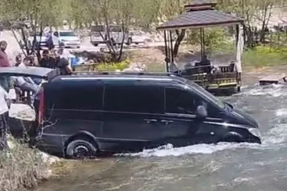 Freni boşalınca çaya giren minibüs traktör yardımıyla kurtarıldı

