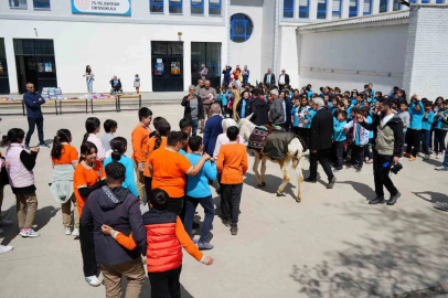 ‘Eşekli Dostoyevski’ Erzincan’da öğrencilere kitap dağıttı
