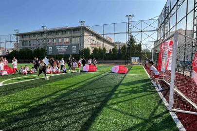 Anneler Günü’nde çocuklarına penaltı attılar
