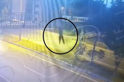 Üst geçitten atlayan 14 yaşındaki çocuğa otomobilin çarptığı anlar kamerada
