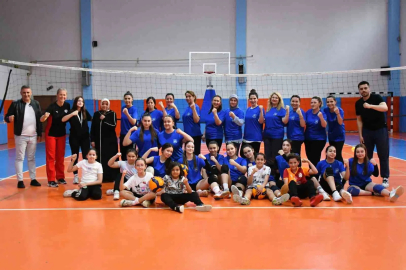 Sporcular ve anneleri aynı sahada buluştu
