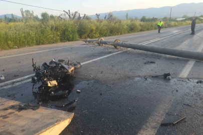 Otomobilin devirdiği elektrik direğine motosiklet çarptı: 4 yaralı
