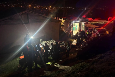 Erzincan’da otomobil evin bahçesine devrildi: 2 yaralı
