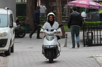 Evde anne, sokakta motokurye: Azmiyle örnek oluyor
