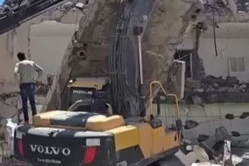Yıkım sırasında beton bloğu iş makinasının üzerine düştü
