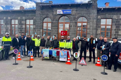 "Bir Kural Bir Ömür" Uyarısı: Akyaka’da trafik denetiminde hayat kurtaran bilgilendirme
