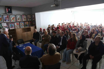 37 yıl sonra açtığı okulda öğrencilerle buluştu
