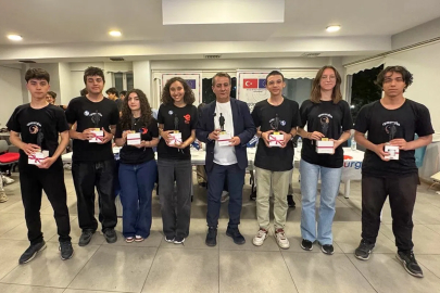 Efeler’de genç yazılımcılar tasarladı, Başkan Yetişkin tebrik etti
