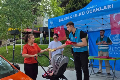 Ülkü Ocakları’ndan Anneler Günü’nde kadınlara hediye
