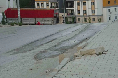 Paletli kepçeyi asfalta zarar vererek önlem almadan yürüten firmaya vatandaşlardan tepki

