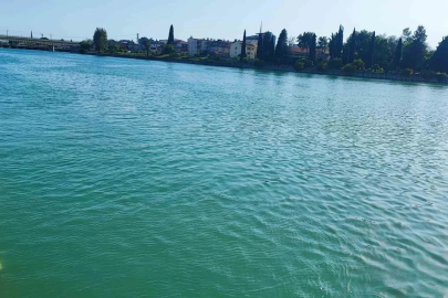 Adana’da serinlemek için girdiği nehirde kaybolan genç hastaneye kaldırıldı
